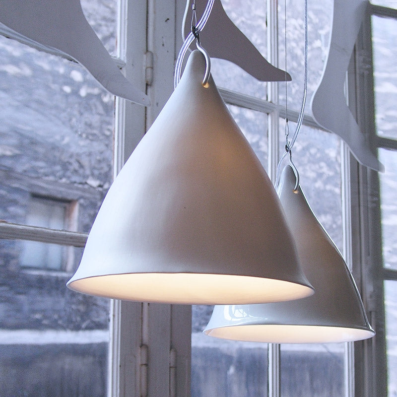 Cornet suspension light in glazed porcelainTse Tse- Cachette