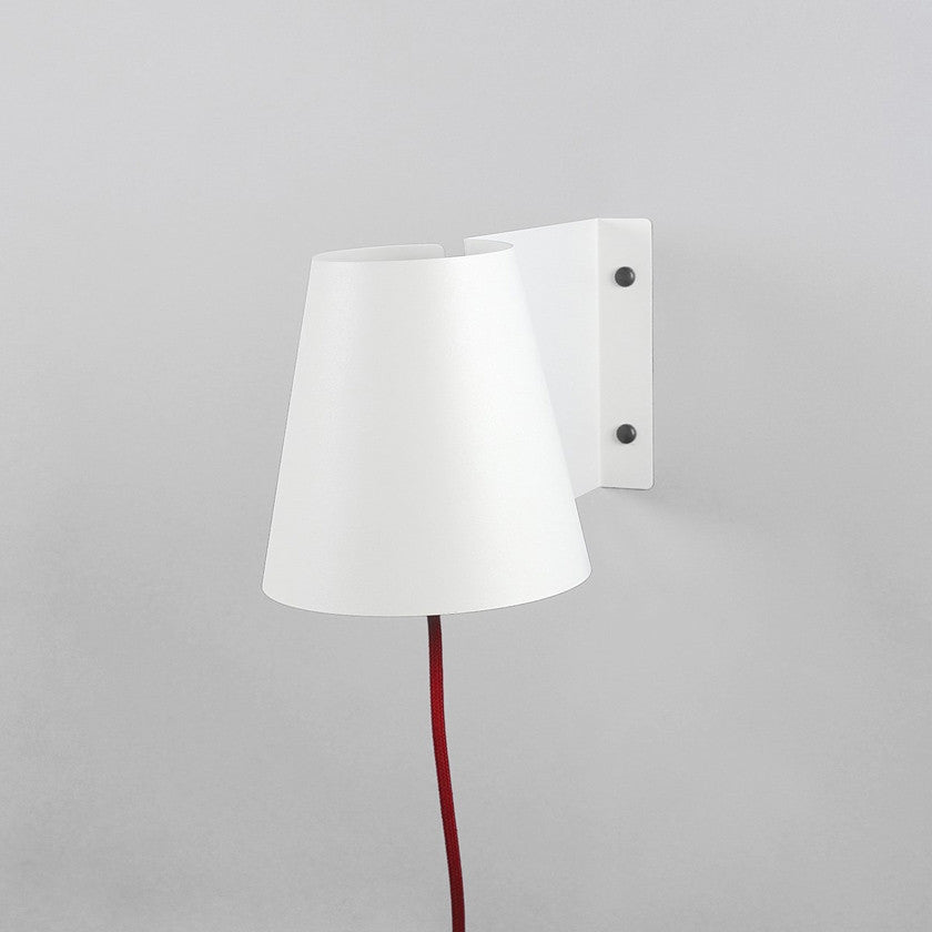 Wall mounted steel light in white with switch and plugReinemere- Cachette